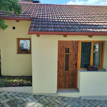 Male Utulne Studio S Koupelnou A Kuchynkou Svinarov Exterior photo