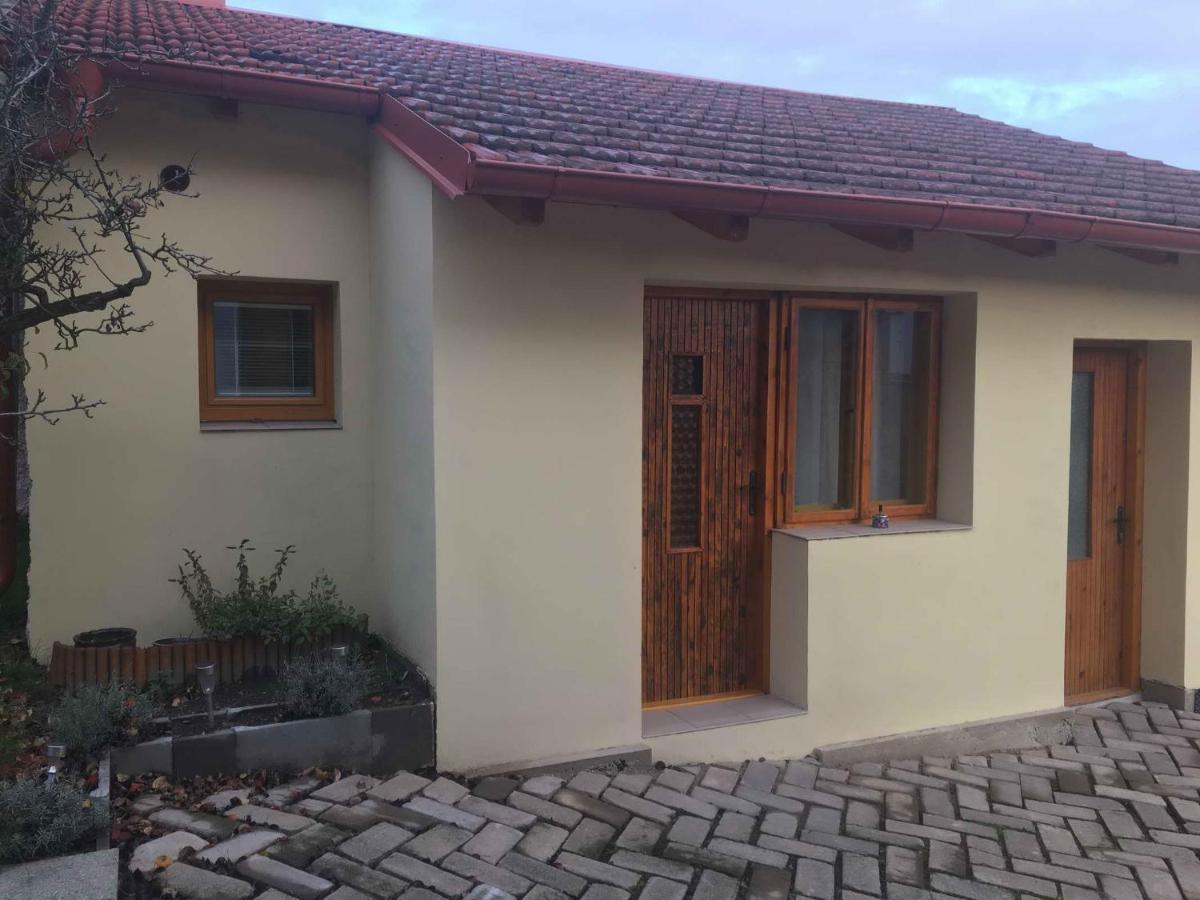 Male Utulne Studio S Koupelnou A Kuchynkou Svinarov Exterior photo