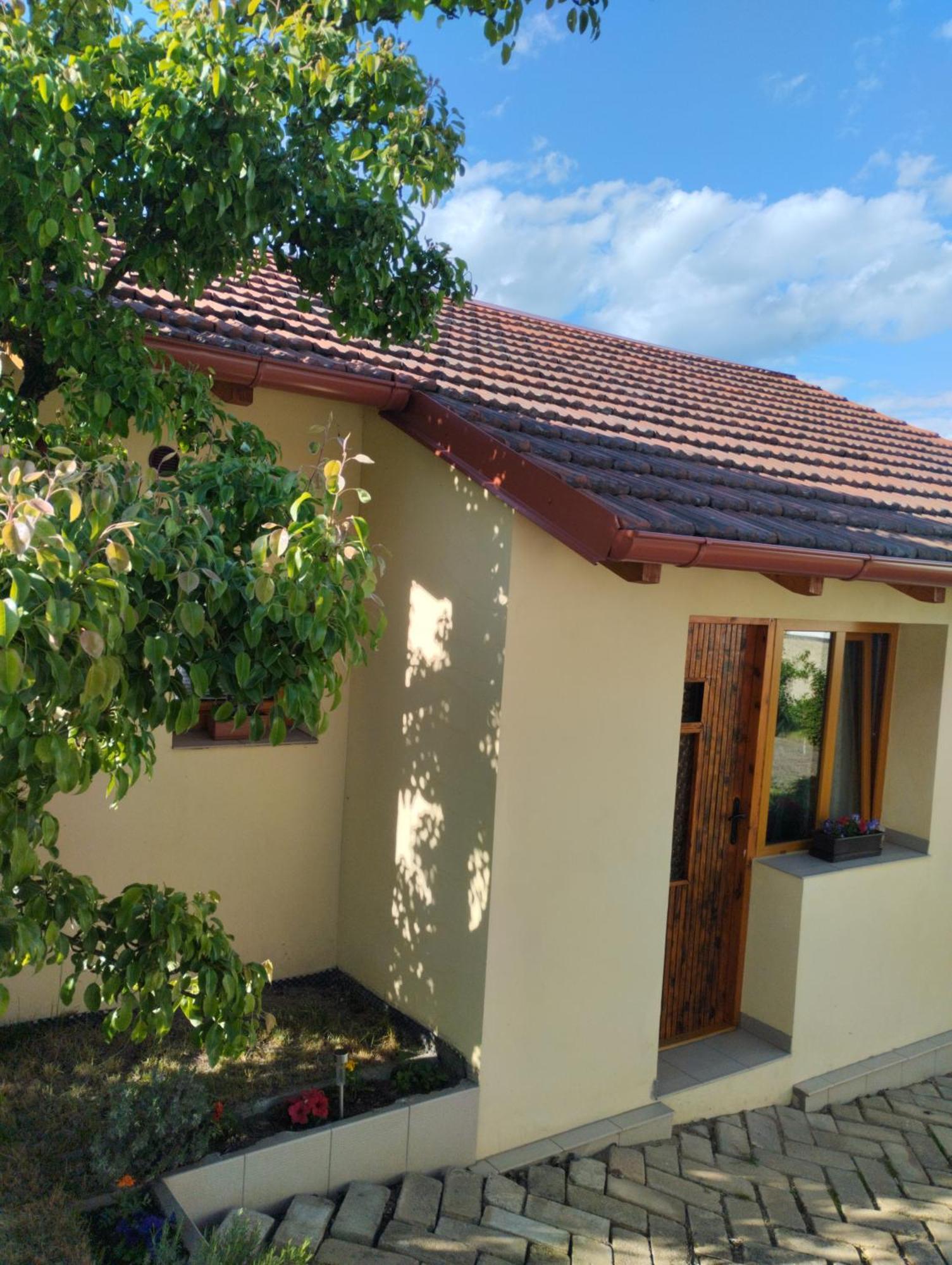 Male Utulne Studio S Koupelnou A Kuchynkou Svinarov Exterior photo